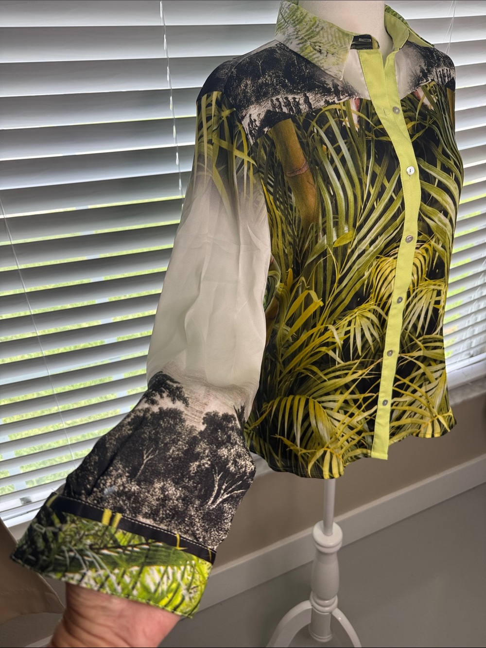 Women’s Green Palm-Print Button-Up Shirt - Picture 2 of 4